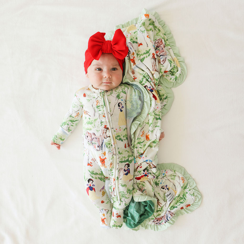 Disney Princess Snow White & Snow White's Cottage Ruffled Luxette Patoo? Blanket