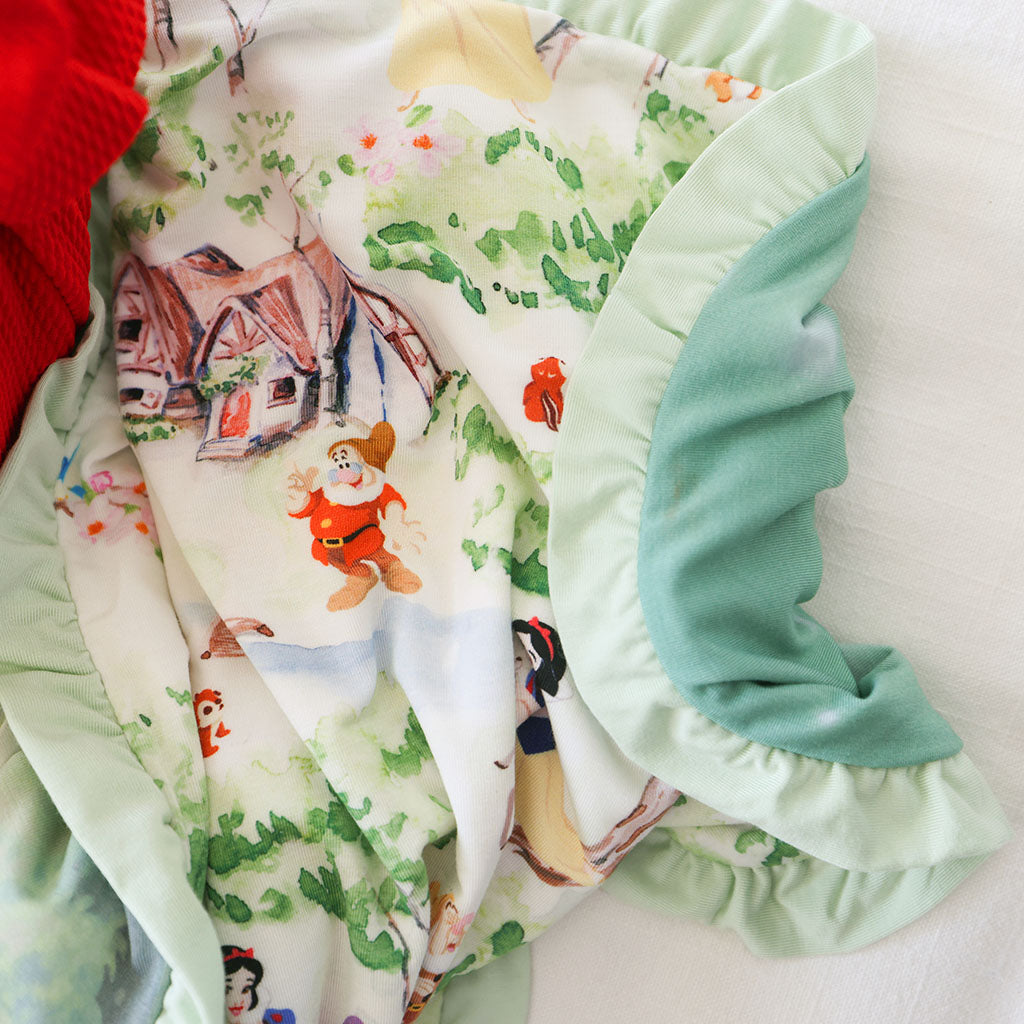 Disney Princess Snow White & Snow White's Cottage Ruffled Luxette Patoo? Blanket