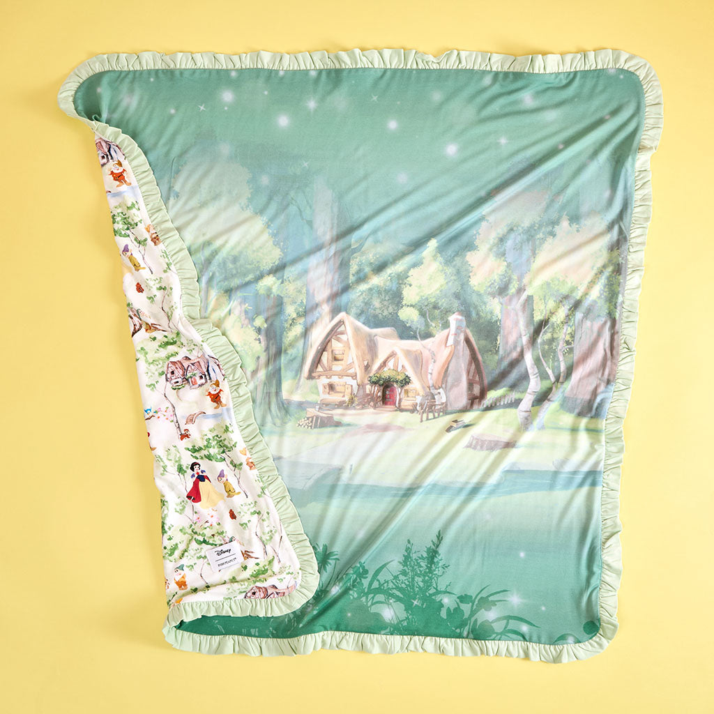 Disney Princess Snow White & Snow White's Cottage Ruffled Luxette Patoo? Blanket